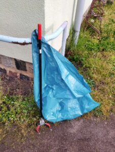 Müllsack und Greifer warten auf ihren Einsatz