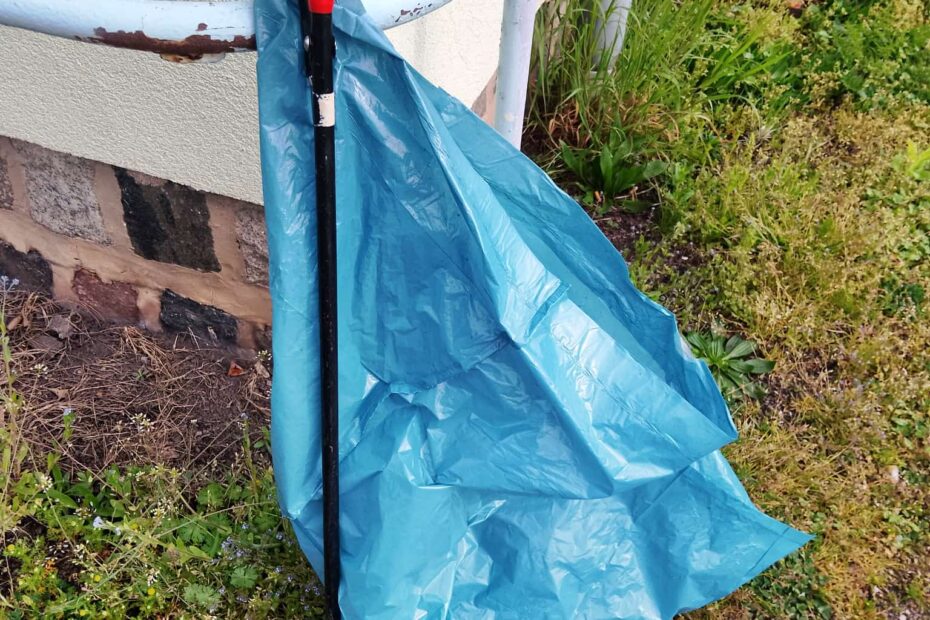 Müllsack und Greifer warten auf ihren Einsatz
