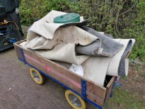 Der erste Bollerwagen war schon nach wenigen Minuten voll...