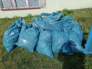 Über 20 Säcke voll mit Restmüll, der in und um die Anlage verteilt war.